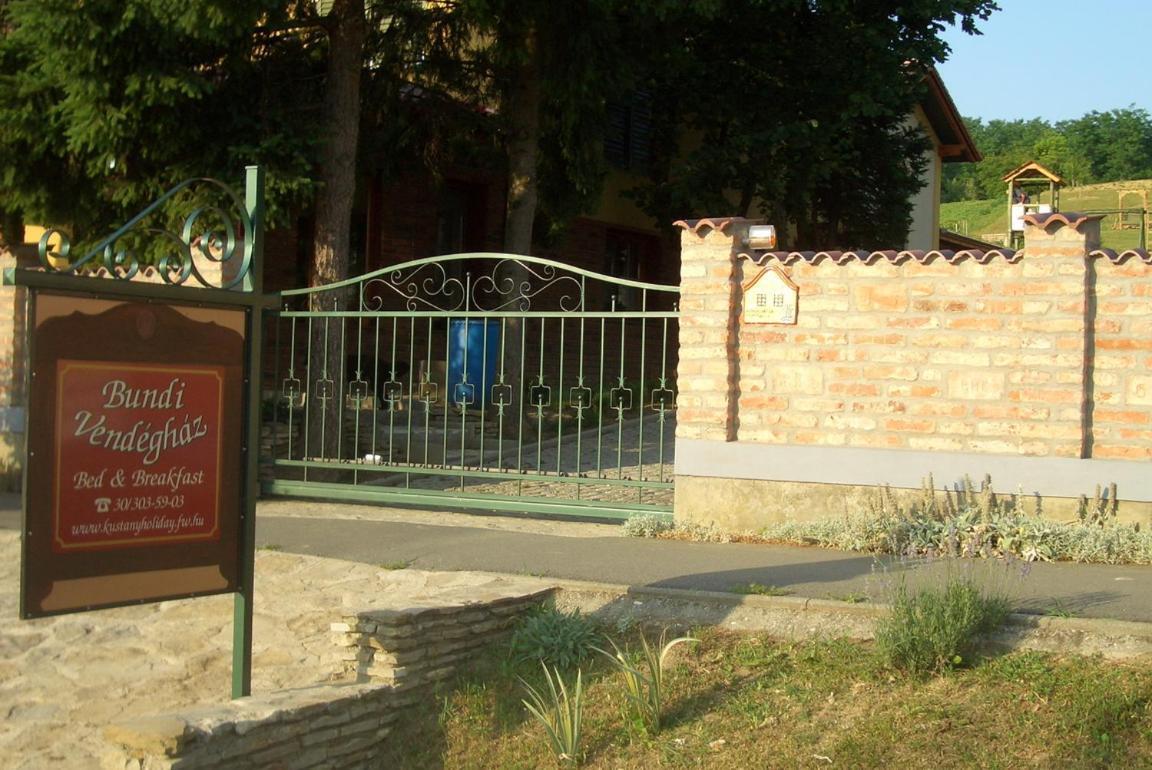 Bundi Vendeghaz Hotel Kehidakustany Bagian luar foto